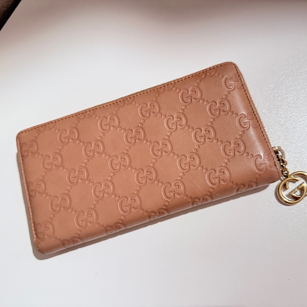 Gucci Dusty Pink Logo Embossed Logo Wallet